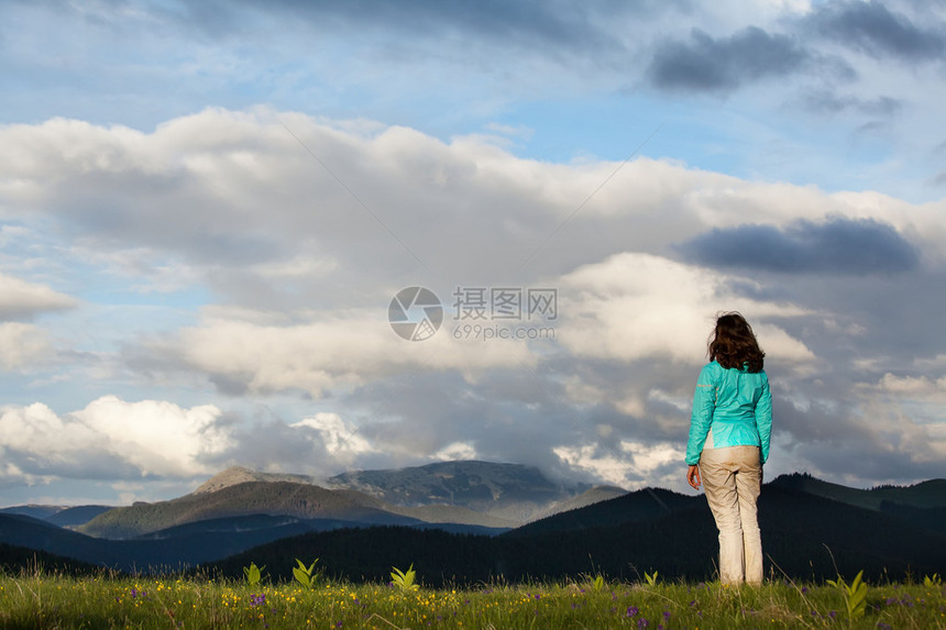 日落的高山登者游人图片