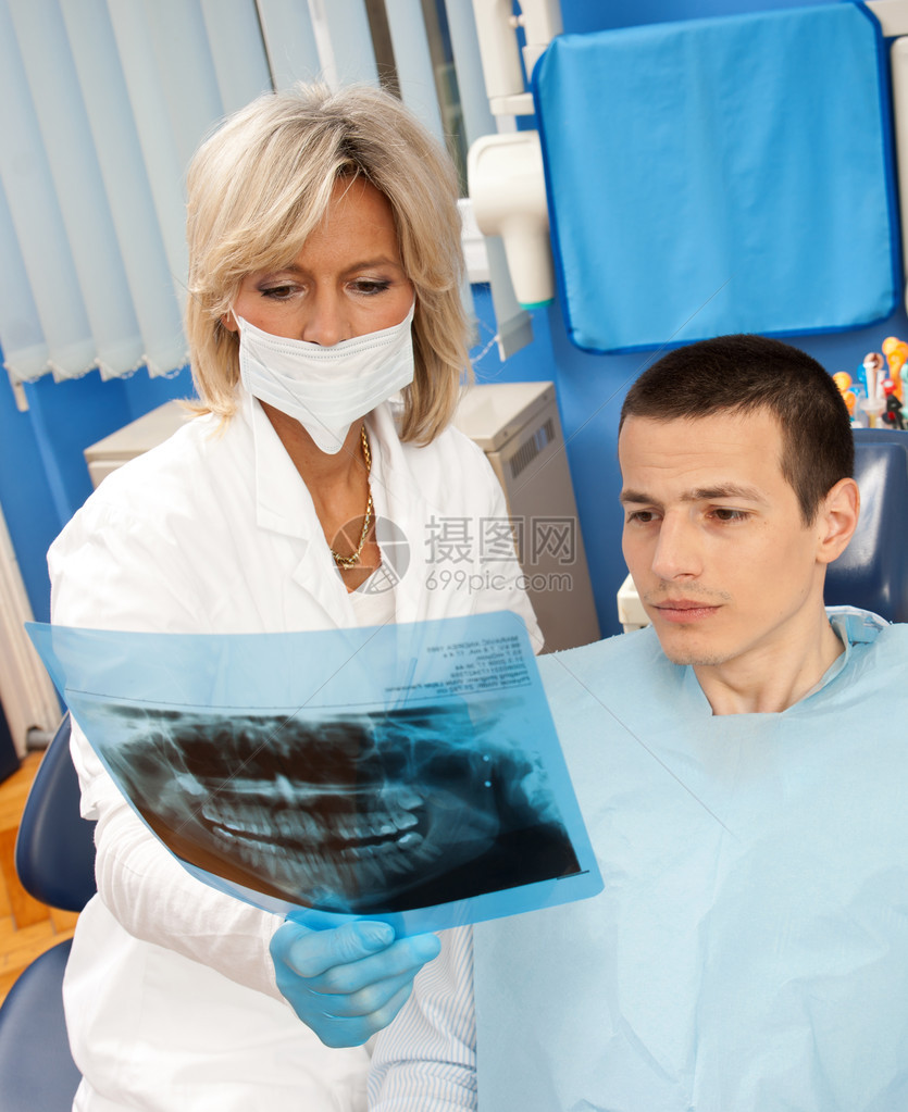 女牙医及其男病人在X光图像和思维方图片