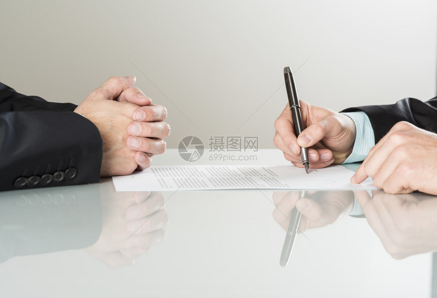 商人正在签署合同商业合同细图片
