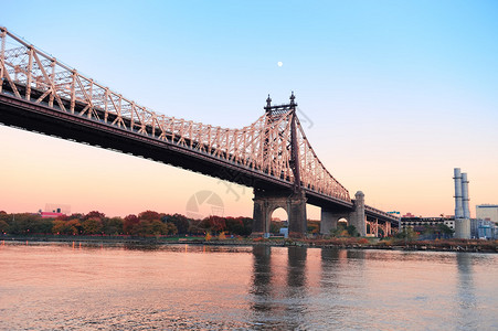 纽约市东河的皇后区伯罗大桥日落时由曼图片