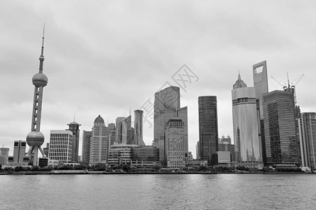 上海建筑在黑白的阴天河上图片