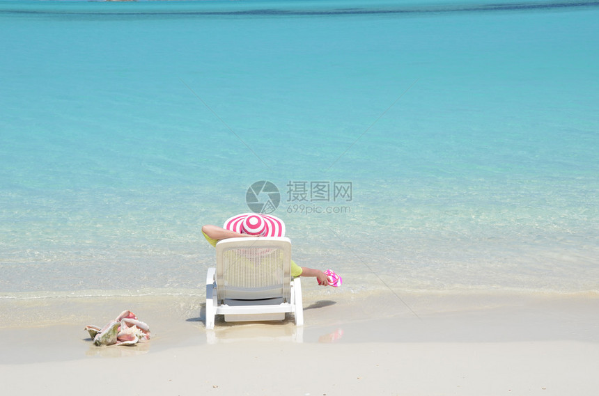 在巴哈马Exuma海滩上戴着条图片