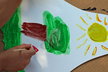 孩子在绘画课上在学校画一棵树图片