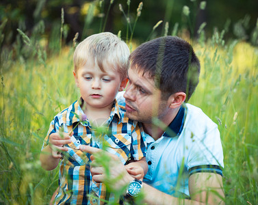 快乐的父亲和孩子的儿子在公园图片