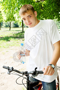 骑自行车喝水的年轻人图片