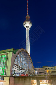 晚上与电视塔和火车站一起在柏林的亚历山大广场Alexander图片