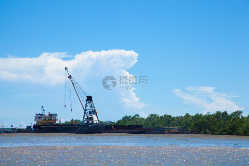 大型货船停泊在河边图片