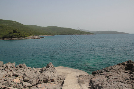 黑山美丽的岩石海滩和蔚蓝的大海图片
