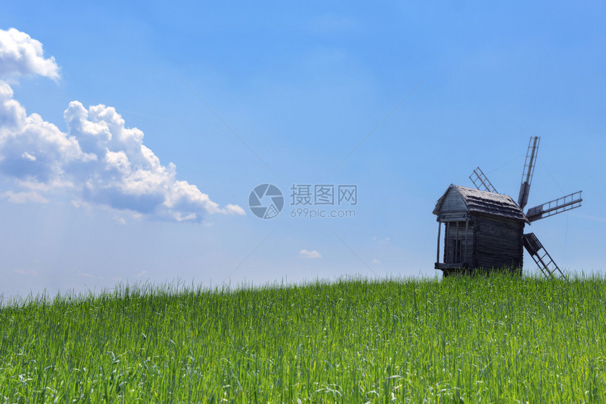 风景秀丽的农村业绿地老风车图片