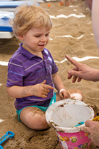 在夏季操场玩沙和玩具的小孩男图片