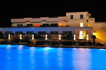 富豪酒店夜池边图片