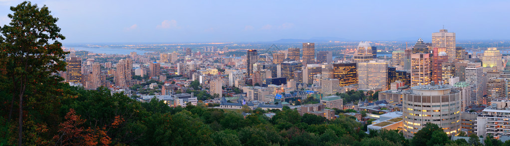 蒙特利尔城市日落时的天线全景从MontRoyal与城市图片