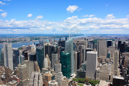 曼哈顿和它的许多摩天大楼的区域视图背景图片