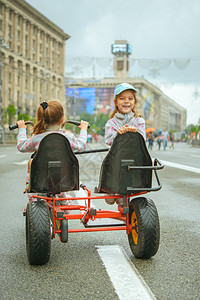 两个小女孩在城市街道上图片