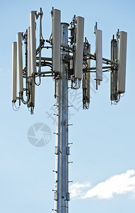 现代手机塔台蓝天通讯塔垂直摄像头图片