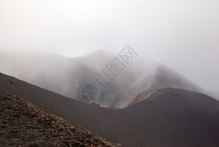 Etna火山的锡尔维斯特里石坑图片