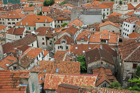 黑山古城Kotor的建筑物屋顶图片