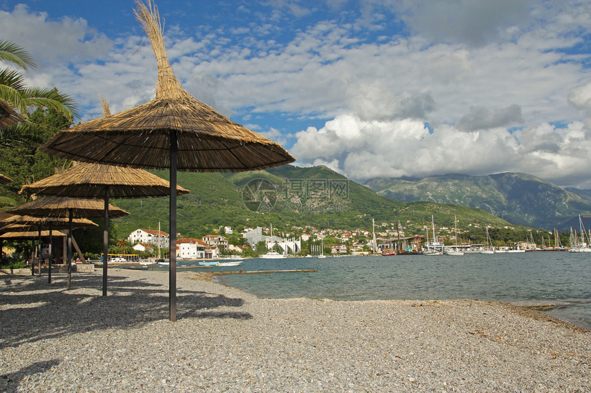 黑山蒂瓦特海滩上的稻草伞图片