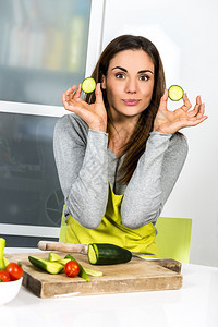 年轻女子做饭健康食品蔬菜沙拉饮食节食的概念健康的生活方式在家做图片