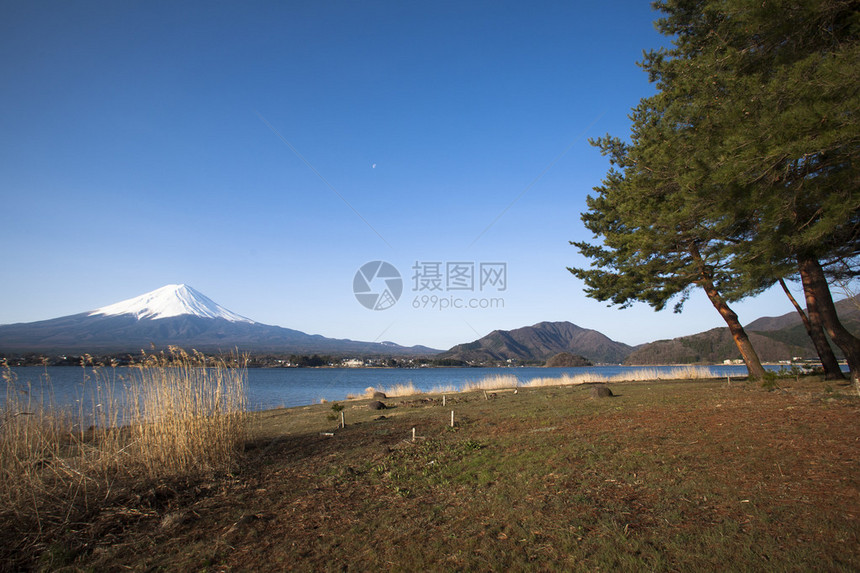 从湖边眺望富士山图片