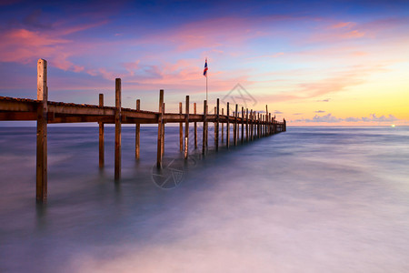泰国KohKood的日落和海浪图片