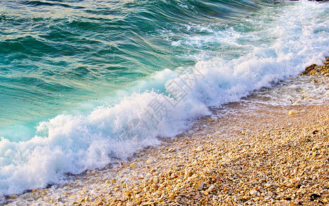 海浪和鹅卵石自然成分图片