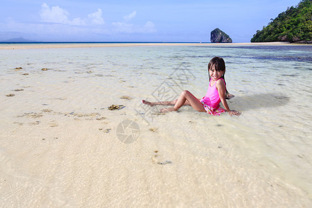 坐在热带沙滩上图片