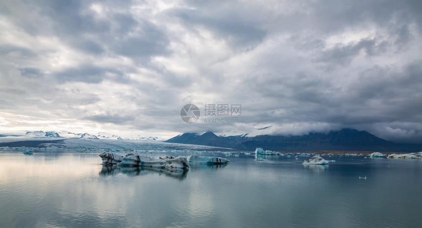 在冰岛Jokulsarlon冰川环礁湖漂浮的蓝色图片