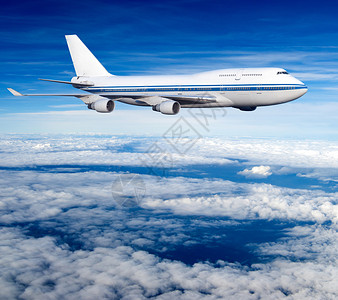 云中的客机乘坐航空运输飞到客机的图片