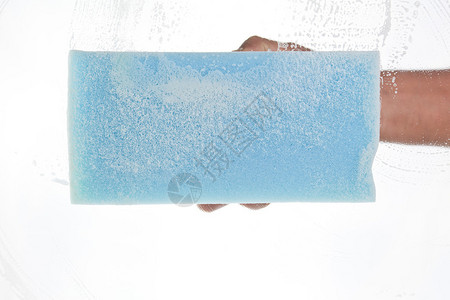 使用蓝色海绵的窗户清洁剂图片