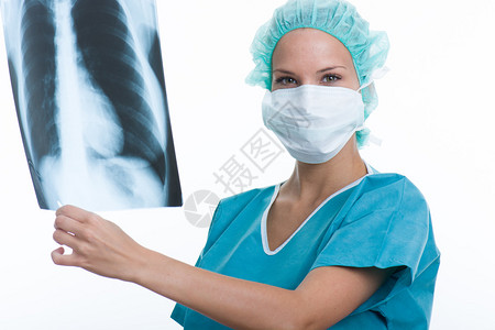 检查X射线图像的女医生图片