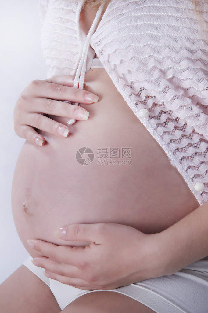 怀孕女孩的身体细节图片