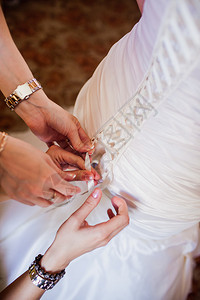 新娘穿婚纱的背影图片