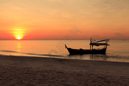 渔船在日落时的剪影图片