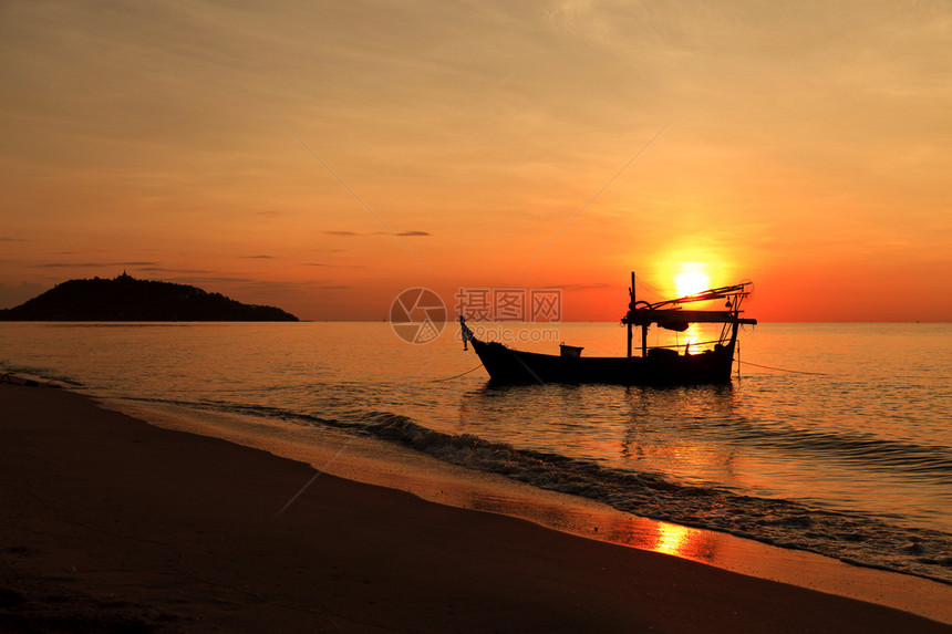 渔船在日落时的剪影图片