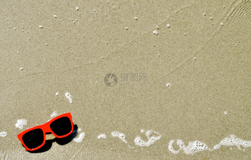 在沙滩上太阳镜图片