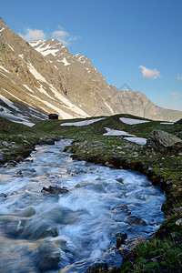 流向高山小屋的小溪流图片