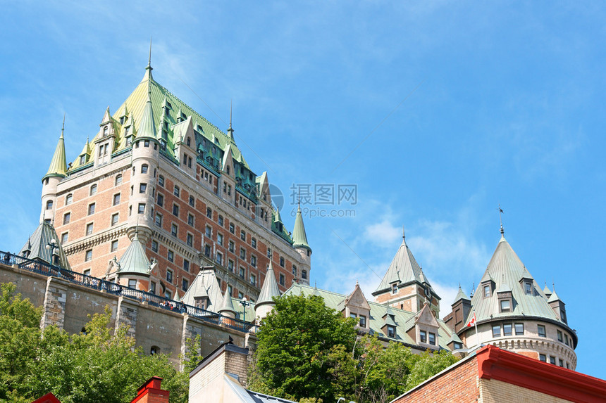 魁北克市的弗龙特纳克城堡酒店在蓝色的夏日天空下这座城堡式酒店的第一个版本由建筑师布鲁斯普赖斯设计并于1893年向公众开放后来它被图片
