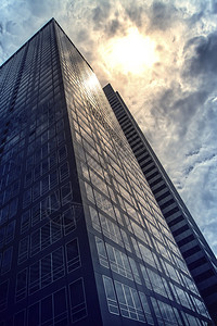 日光下现代办公楼天空架图片