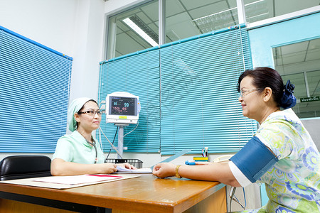女医生和病人在医院咨询图片