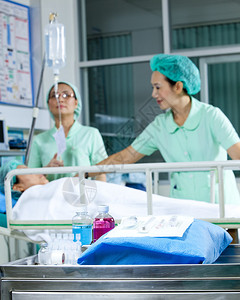 在医院接受人工通气的女病人画像图片
