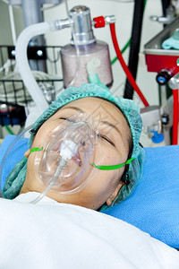 在医院接受人工通气的女病人画像高清图片