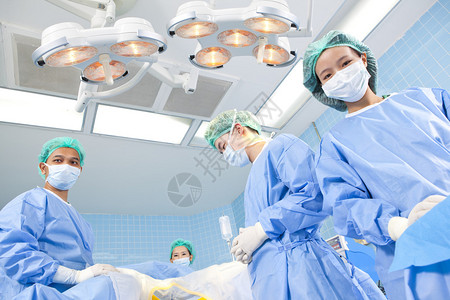 若干外科医生在病人工作期间在其手术台上为患者提供手术桌图片