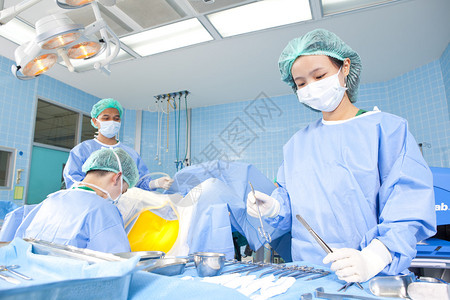 医生在手术室与他的团队图片