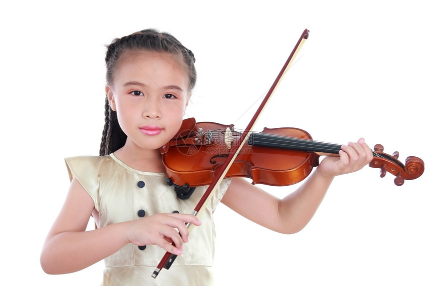 快乐的美丽女孩用隔离在白色背景上的小提琴图片