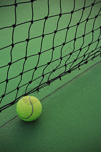在球场和网上的网球图片