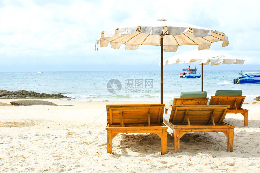 热带白色沙滩上的沙滩椅图片