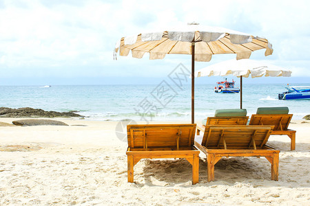 热带白色沙滩上的沙滩椅图片