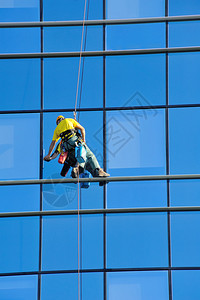 洗刷现代摩天大楼的窗户图片