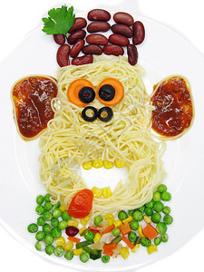 用香肠猴形状装饰的创意大利面食品图片